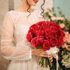 50pcs Red Roses in Bulk, Realistic Long Stem Fake Silk Roses Bouquet for Wedding Centerpiece Table Party Home Kitchen Decor